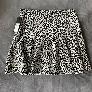 GUESS Leopard Print Black White Jacquard Skater Flare Mini Skirt Sz 0 NWT